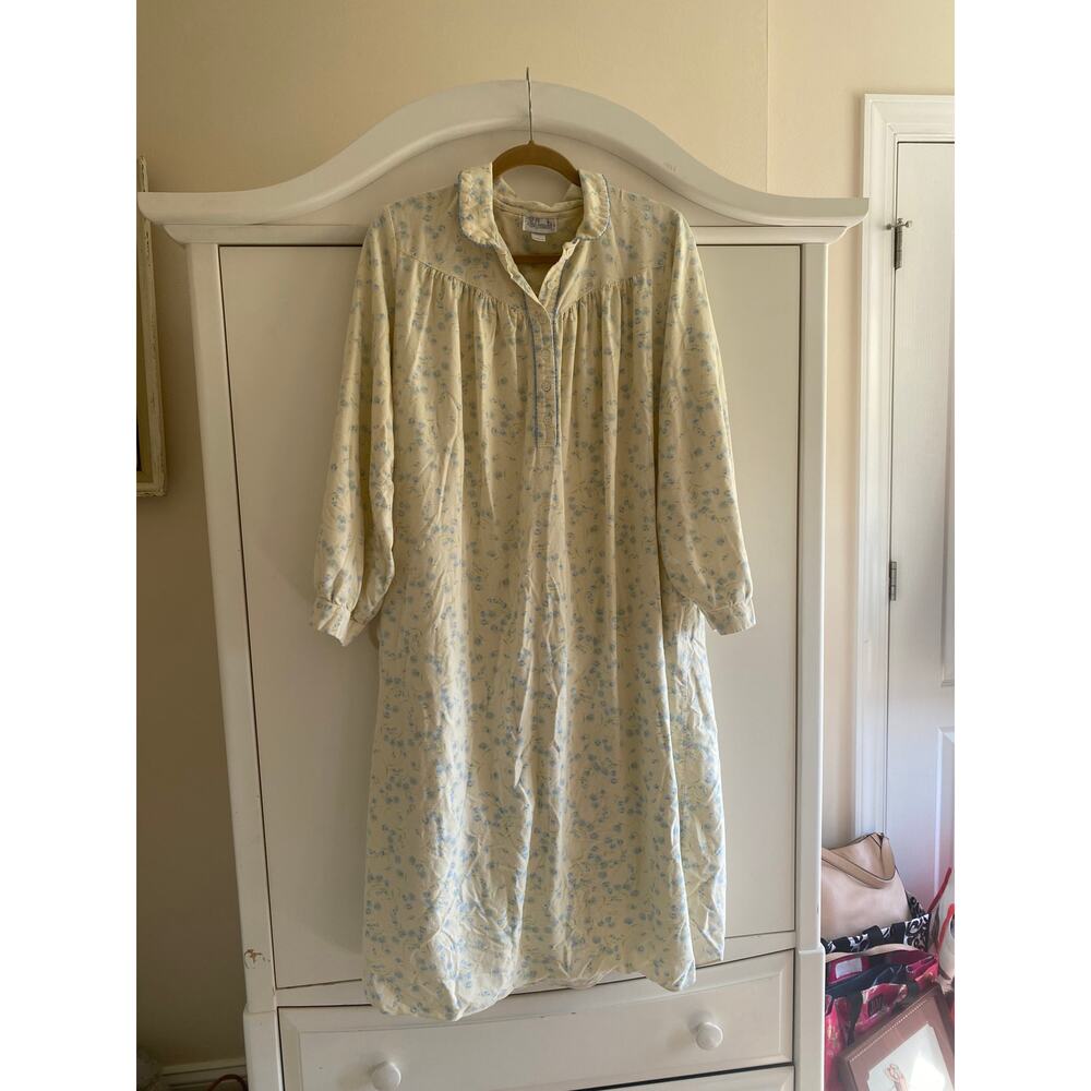 Vintage Character Grannycore soft yellow nightgown size Large